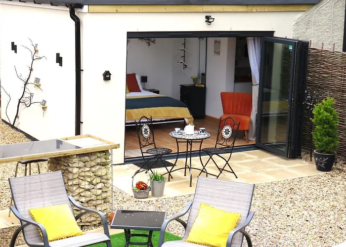 Private Garden Room - Rural Village