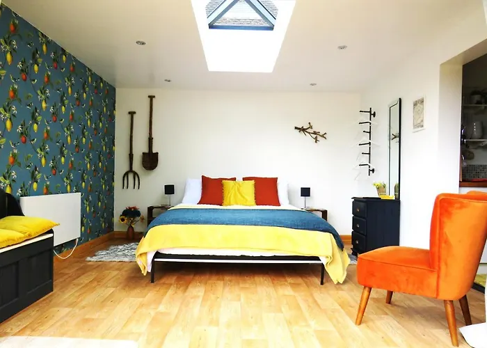 Private Garden Room - Rural Village