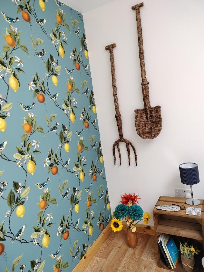 Private Garden - Rural Village Apartment